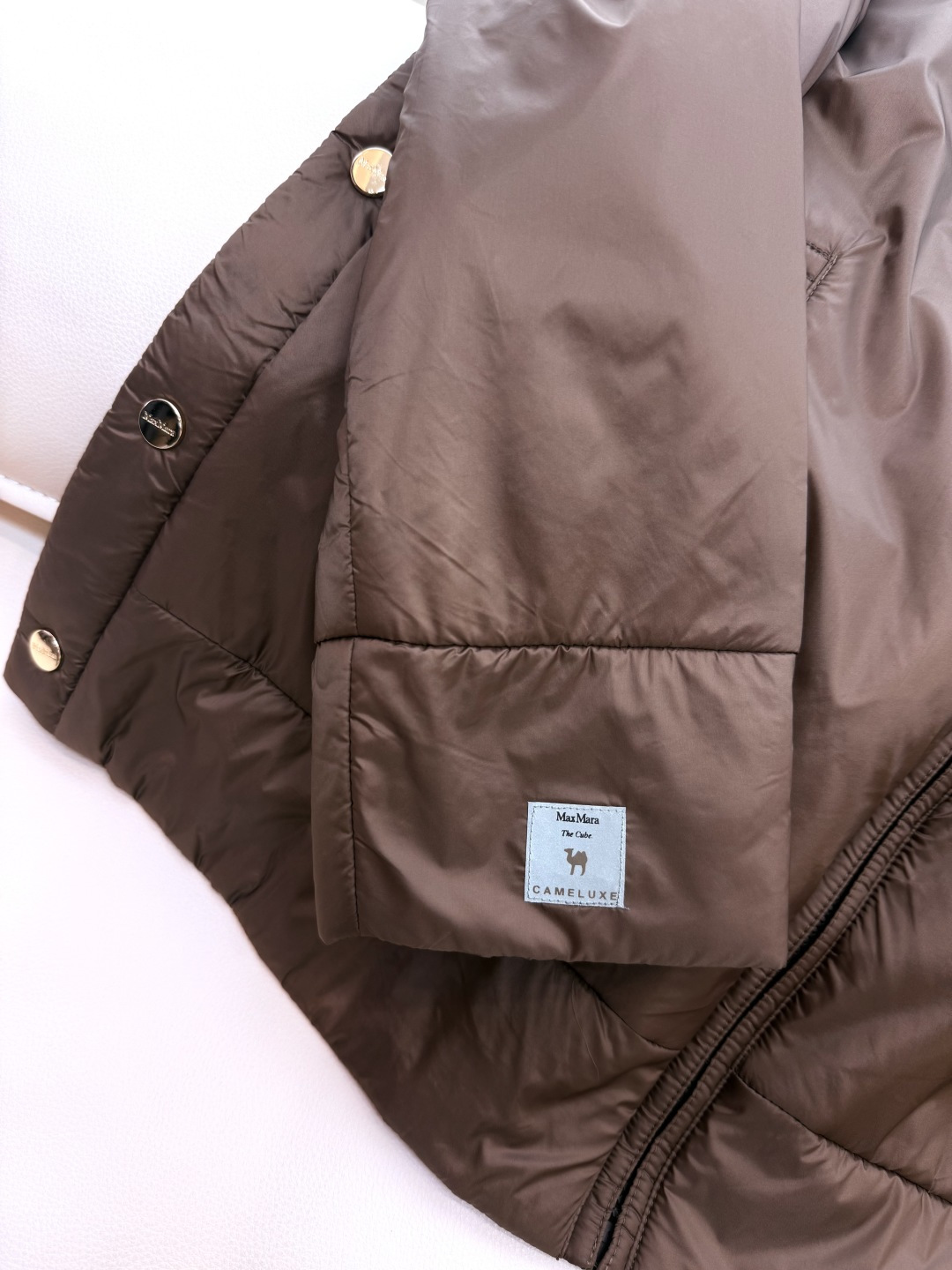 M680#新款驼绒服⚠️2025。
Max拉链款 48% 骆驼绒 4%桑蚕丝 进口面料 骆驼绒棉服 香槟