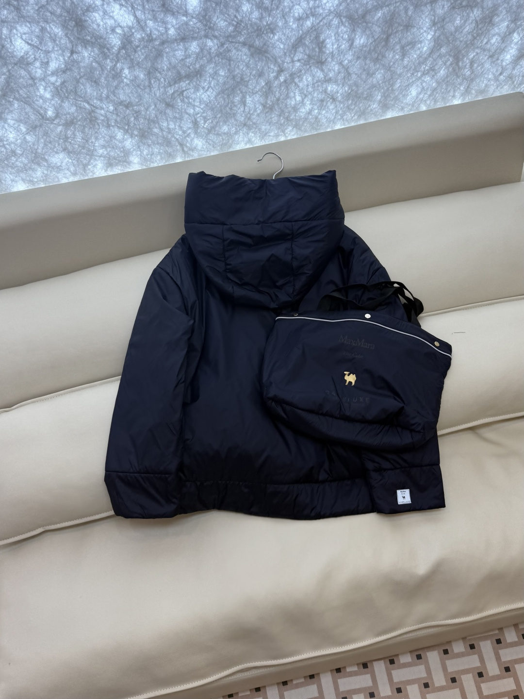 M680#新款驼绒服⚠️2025。
Max拉链款 48% 骆驼绒 4%桑蚕丝 进口面料 骆驼绒棉服 香槟