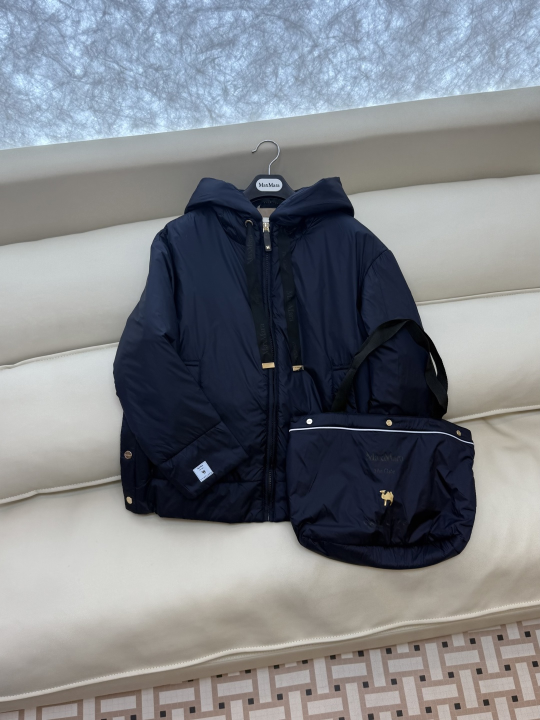 M680#新款驼绒服⚠️2025。
Max拉链款 48% 骆驼绒 4%桑蚕丝 进口面料 骆驼绒棉服 香槟