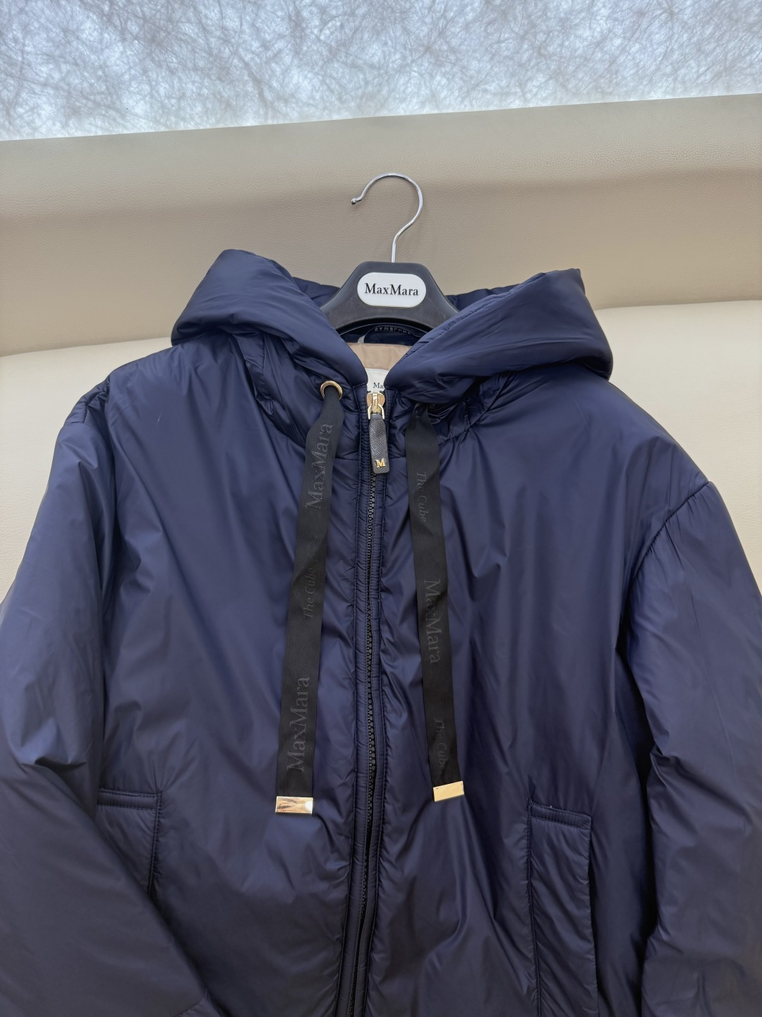 M680#新款驼绒服⚠️2025。
Max拉链款 48% 骆驼绒 4%桑蚕丝 进口面料 骆驼绒棉服 香槟