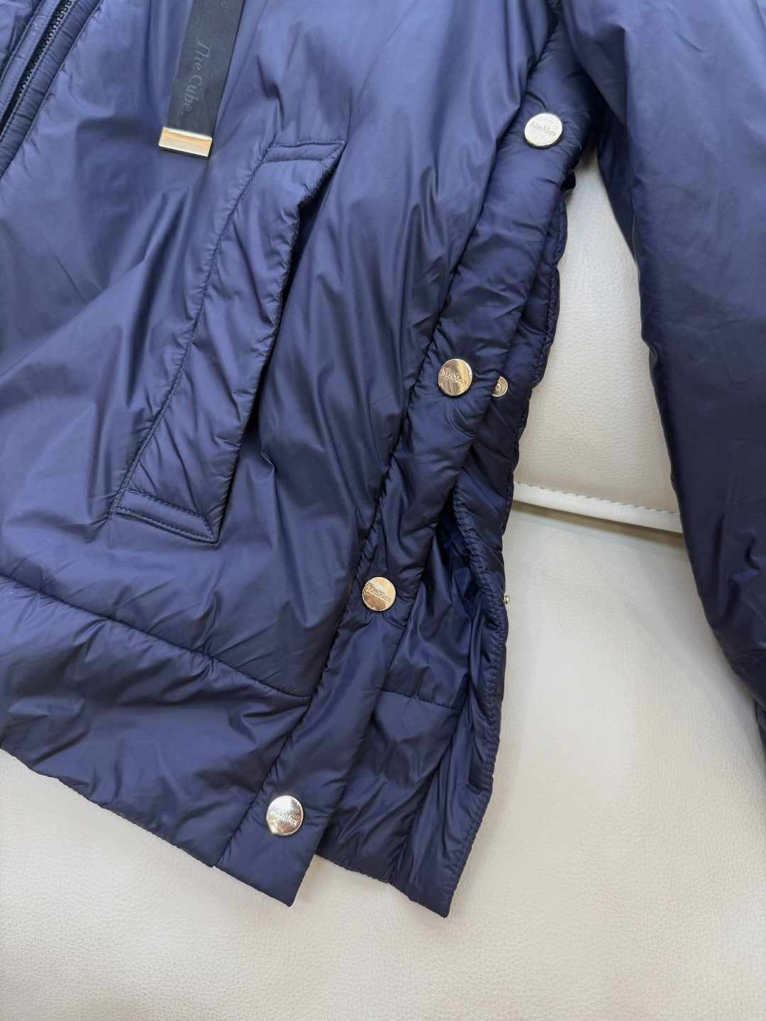 M680#新款驼绒服⚠️2025。
Max拉链款 48% 骆驼绒 4%桑蚕丝 进口面料 骆驼绒棉服 香槟