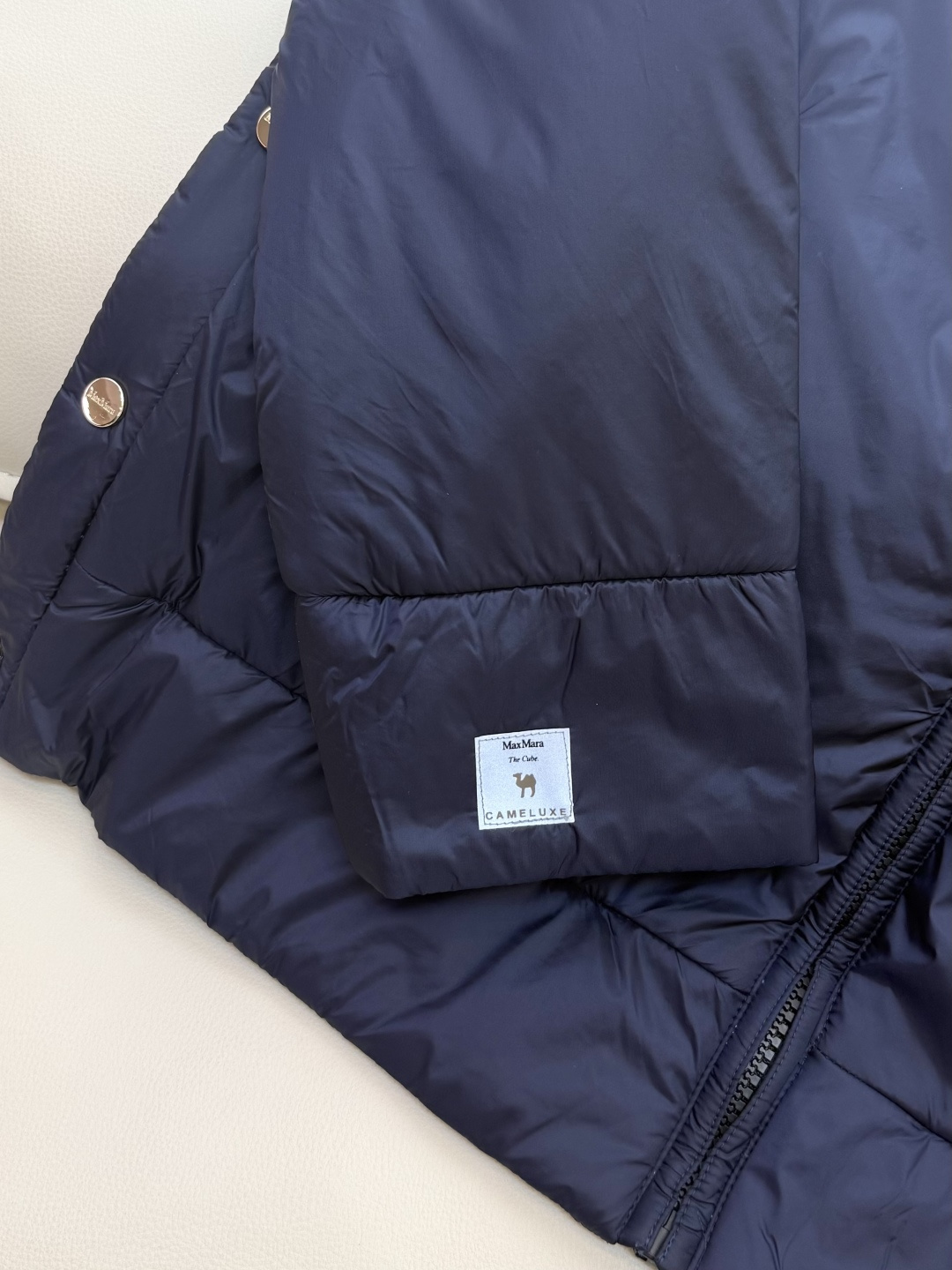 M680#新款驼绒服⚠️2025。
Max拉链款 48% 骆驼绒 4%桑蚕丝 进口面料 骆驼绒棉服 香槟