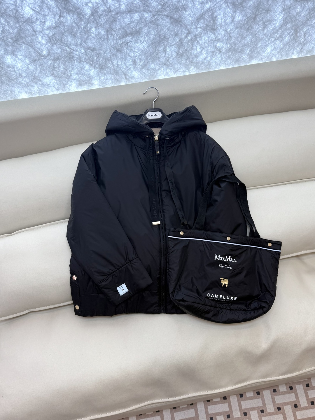 M680#新款驼绒服⚠️2025。
Max拉链款 48% 骆驼绒 4%桑蚕丝 进口面料 骆驼绒棉服 香槟