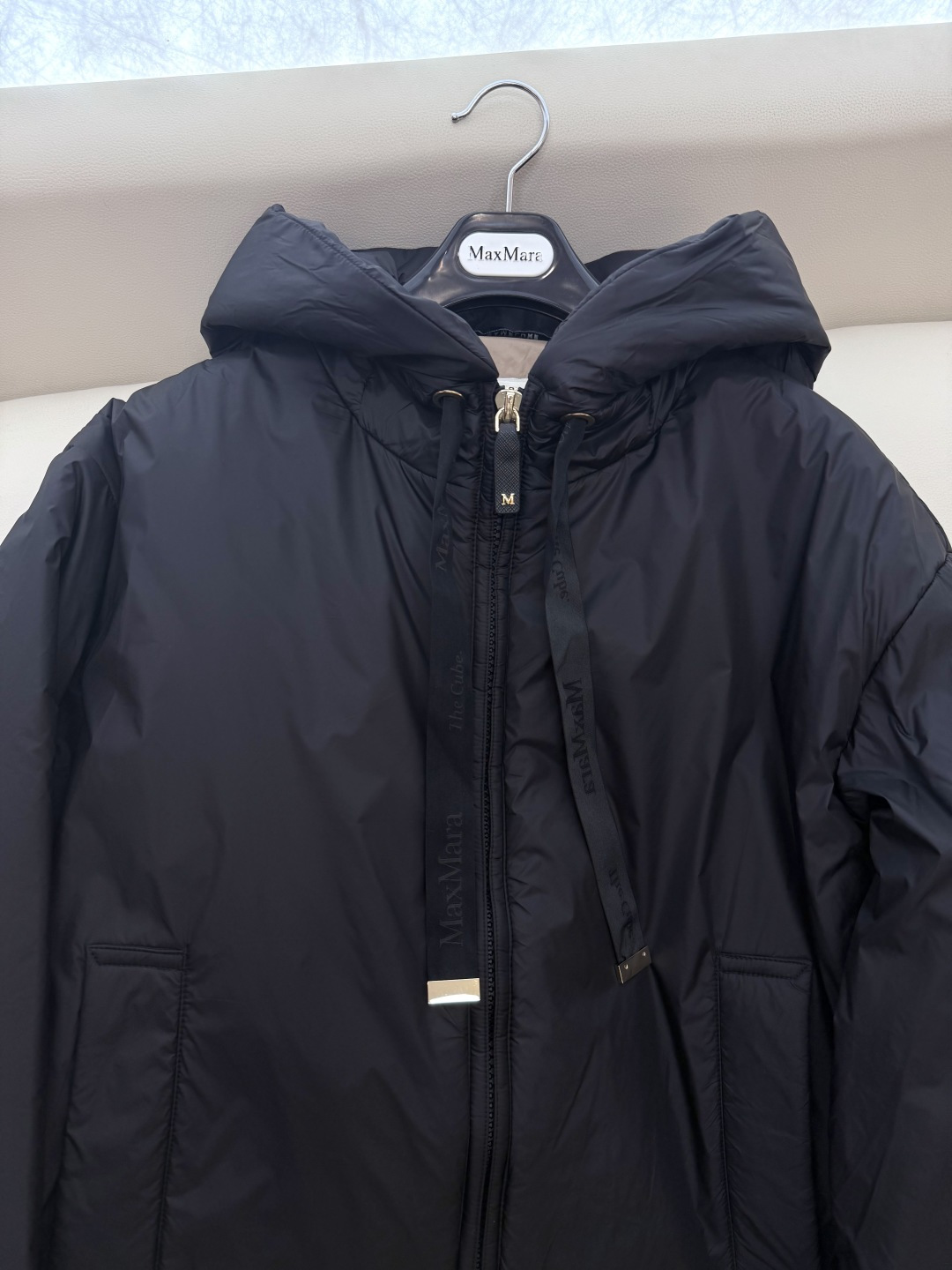 M680#新款驼绒服⚠️2025。
Max拉链款 48% 骆驼绒 4%桑蚕丝 进口面料 骆驼绒棉服 香槟