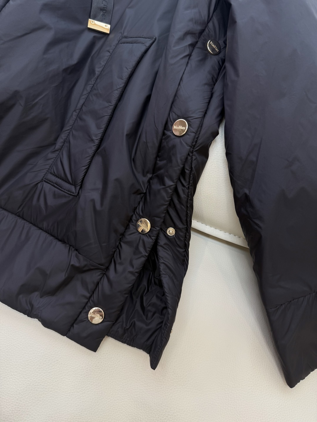 M680#新款驼绒服⚠️2025。
Max拉链款 48% 骆驼绒 4%桑蚕丝 进口面料 骆驼绒棉服 香槟