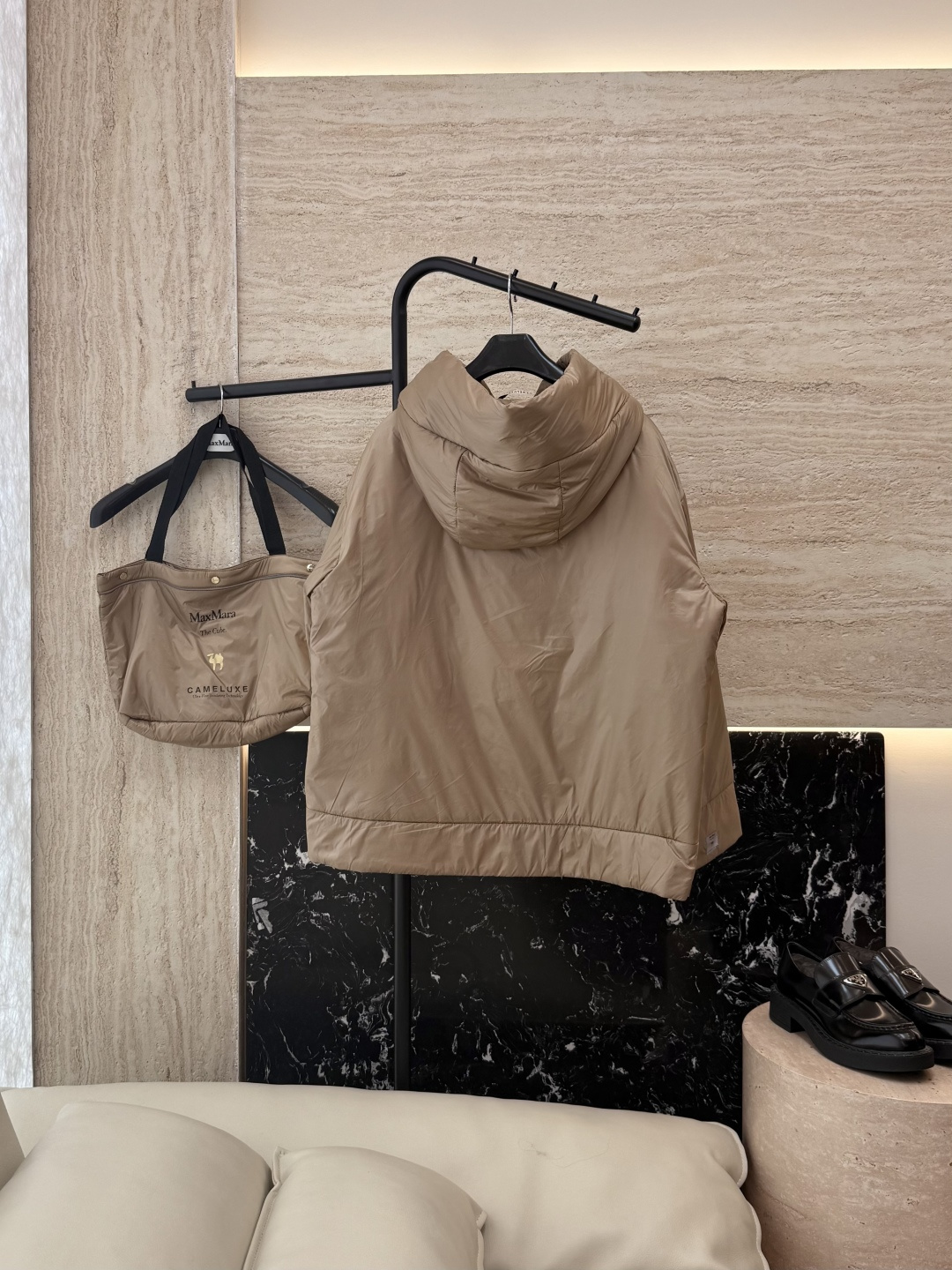 M680#新款驼绒服⚠️2025。
Max拉链款 48% 骆驼绒 4%桑蚕丝 进口面料 骆驼绒棉服 香槟