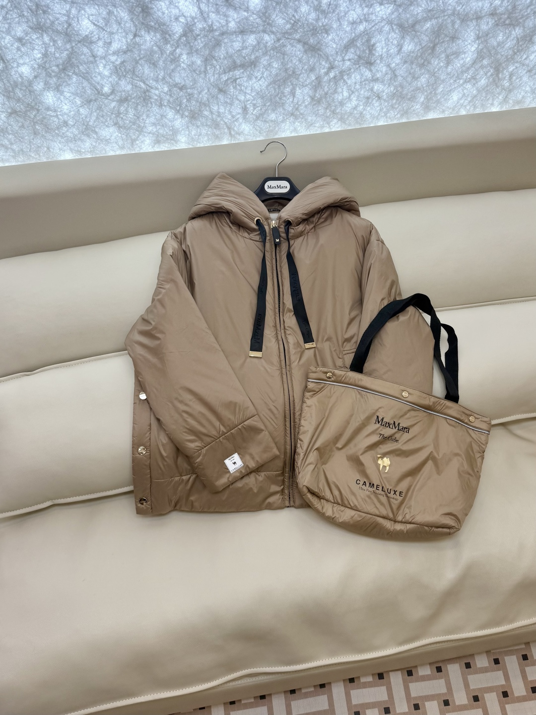 M680#新款驼绒服⚠️2025。
Max拉链款 48% 骆驼绒 4%桑蚕丝 进口面料 骆驼绒棉服 香槟