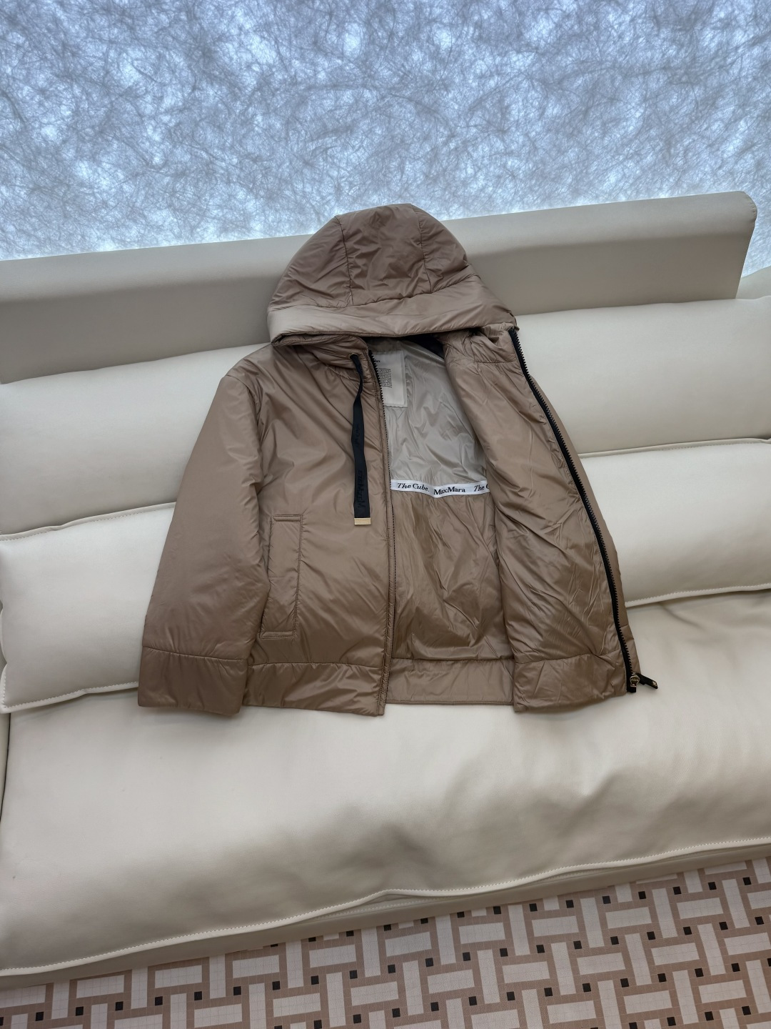 M680#新款驼绒服⚠️2025。
Max拉链款 48% 骆驼绒 4%桑蚕丝 进口面料 骆驼绒棉服 香槟