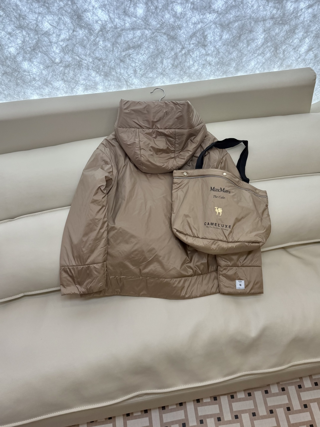 M680#新款驼绒服⚠️2025。
Max拉链款 48% 骆驼绒 4%桑蚕丝 进口面料 骆驼绒棉服 香槟