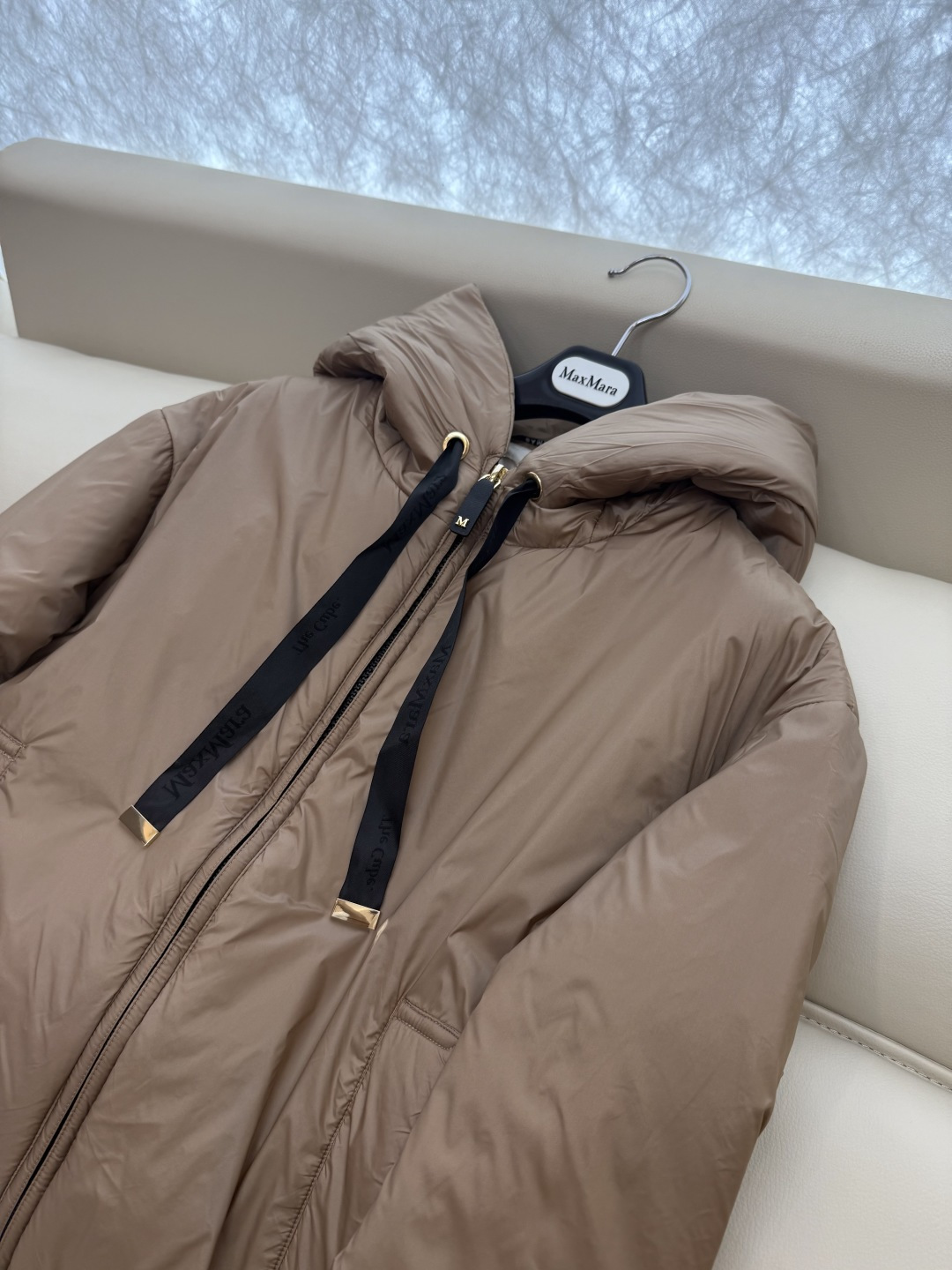 M680#新款驼绒服⚠️2025。
Max拉链款 48% 骆驼绒 4%桑蚕丝 进口面料 骆驼绒棉服 香槟