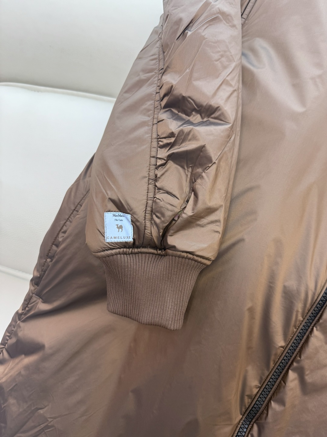 M685#新款驼绒服⚠️2025。
Max 48% 骆驼绒 4%桑蚕丝 进口面料 骆驼绒长袖外套 咖色 