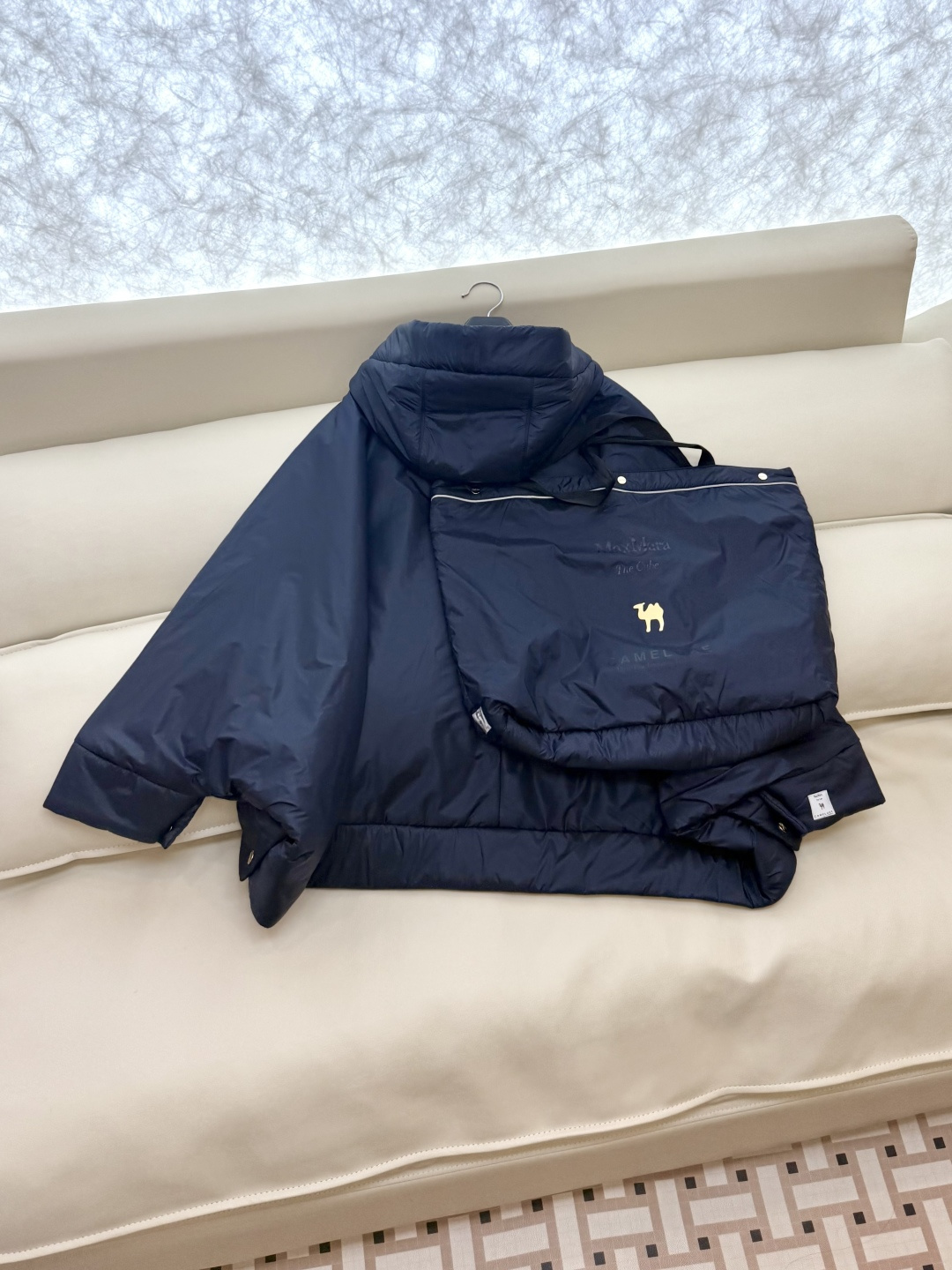 M693#新款驼绒服⚠️2025。
Max拉链款 48% 骆驼绒 4%桑蚕丝 进口面料 骆驼绒斗篷上衣 