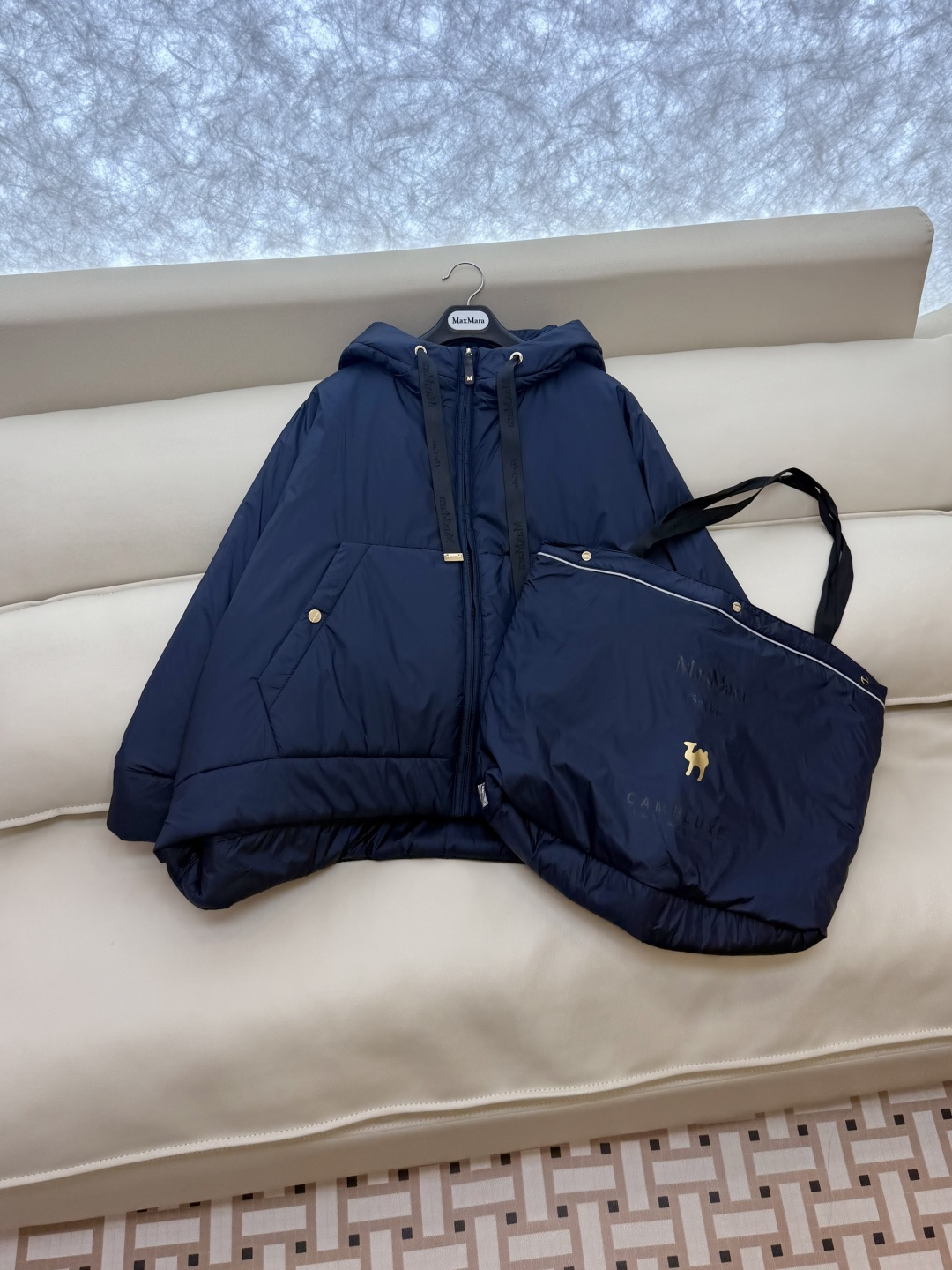 M693#新款驼绒服⚠️2025。
Max拉链款 48% 骆驼绒 4%桑蚕丝 进口面料 骆驼绒斗篷上衣 