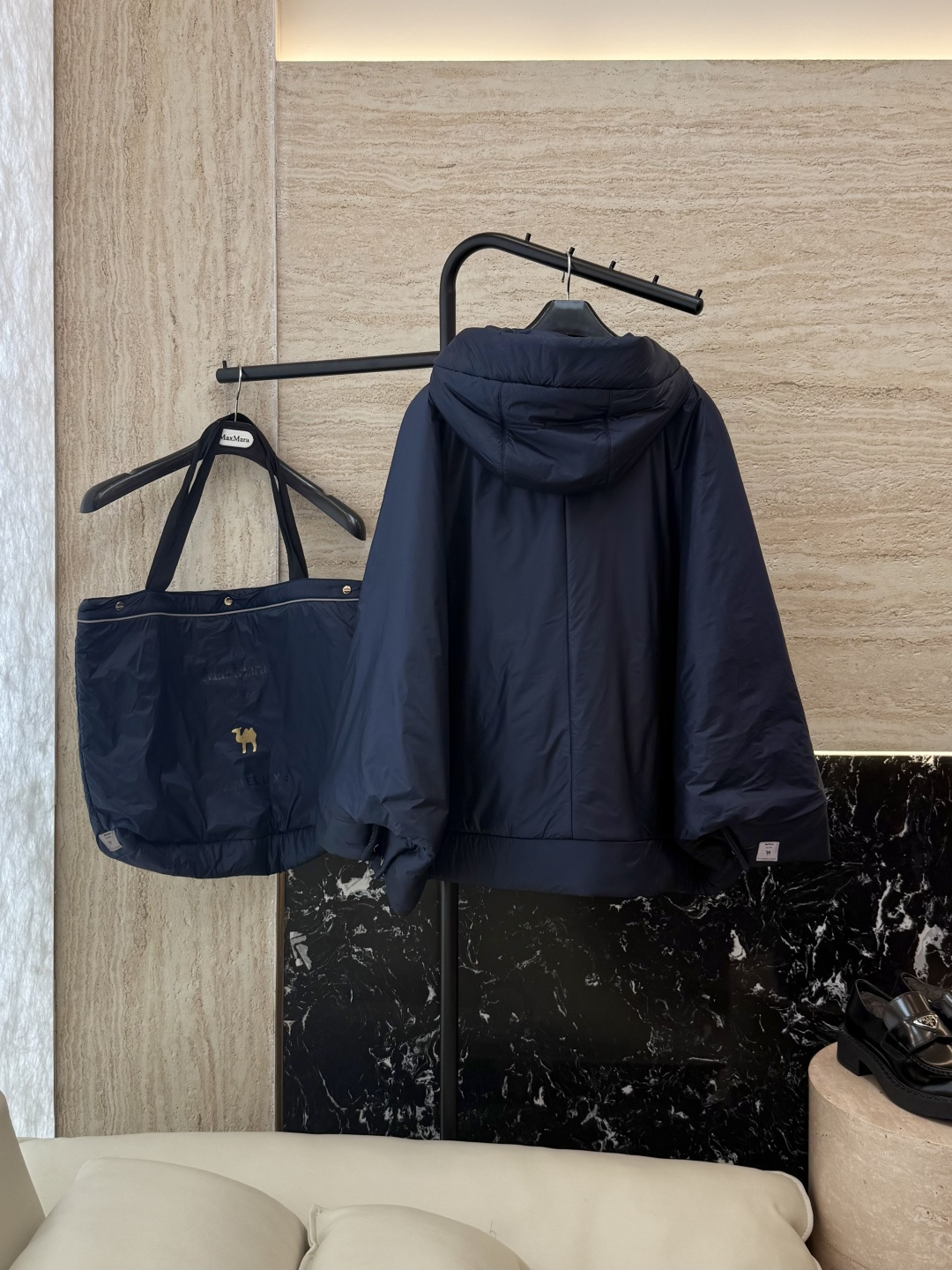 M693#新款驼绒服⚠️2025。
Max拉链款 48% 骆驼绒 4%桑蚕丝 进口面料 骆驼绒斗篷上衣 