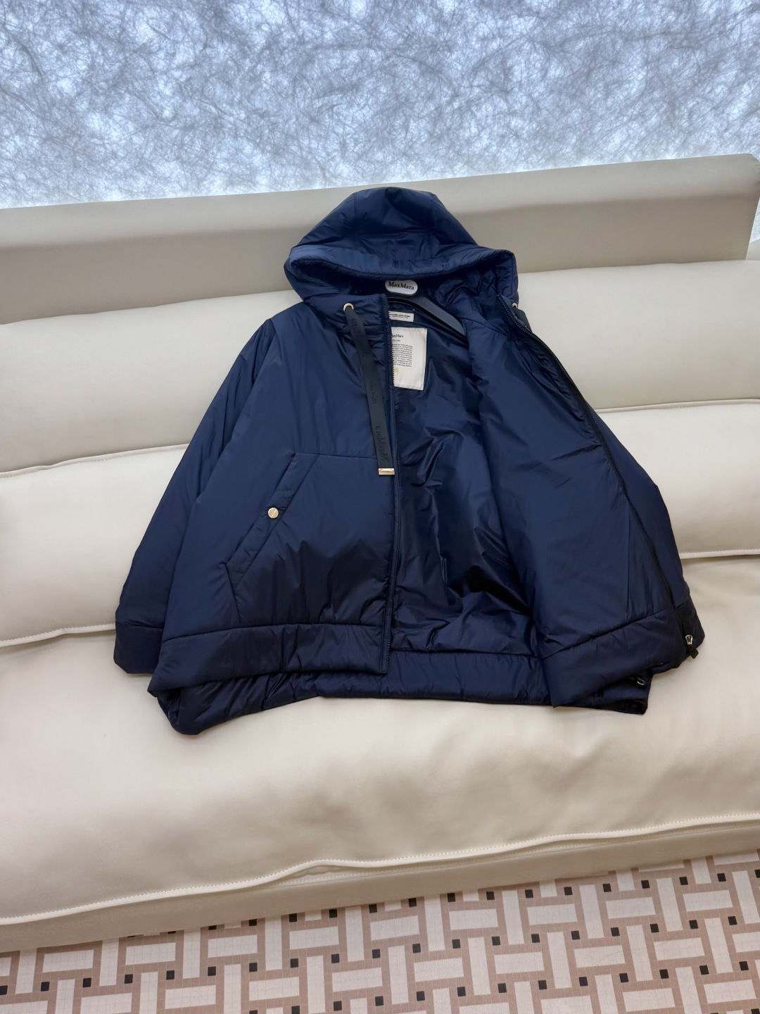 M693#新款驼绒服⚠️2025。
Max拉链款 48% 骆驼绒 4%桑蚕丝 进口面料 骆驼绒斗篷上衣 