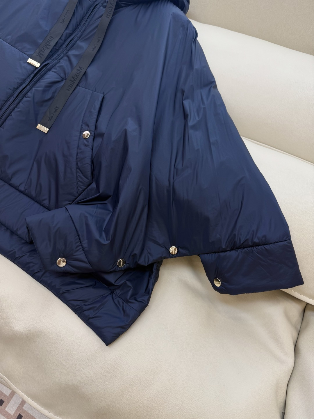 M693#新款驼绒服⚠️2025。
Max拉链款 48% 骆驼绒 4%桑蚕丝 进口面料 骆驼绒斗篷上衣 