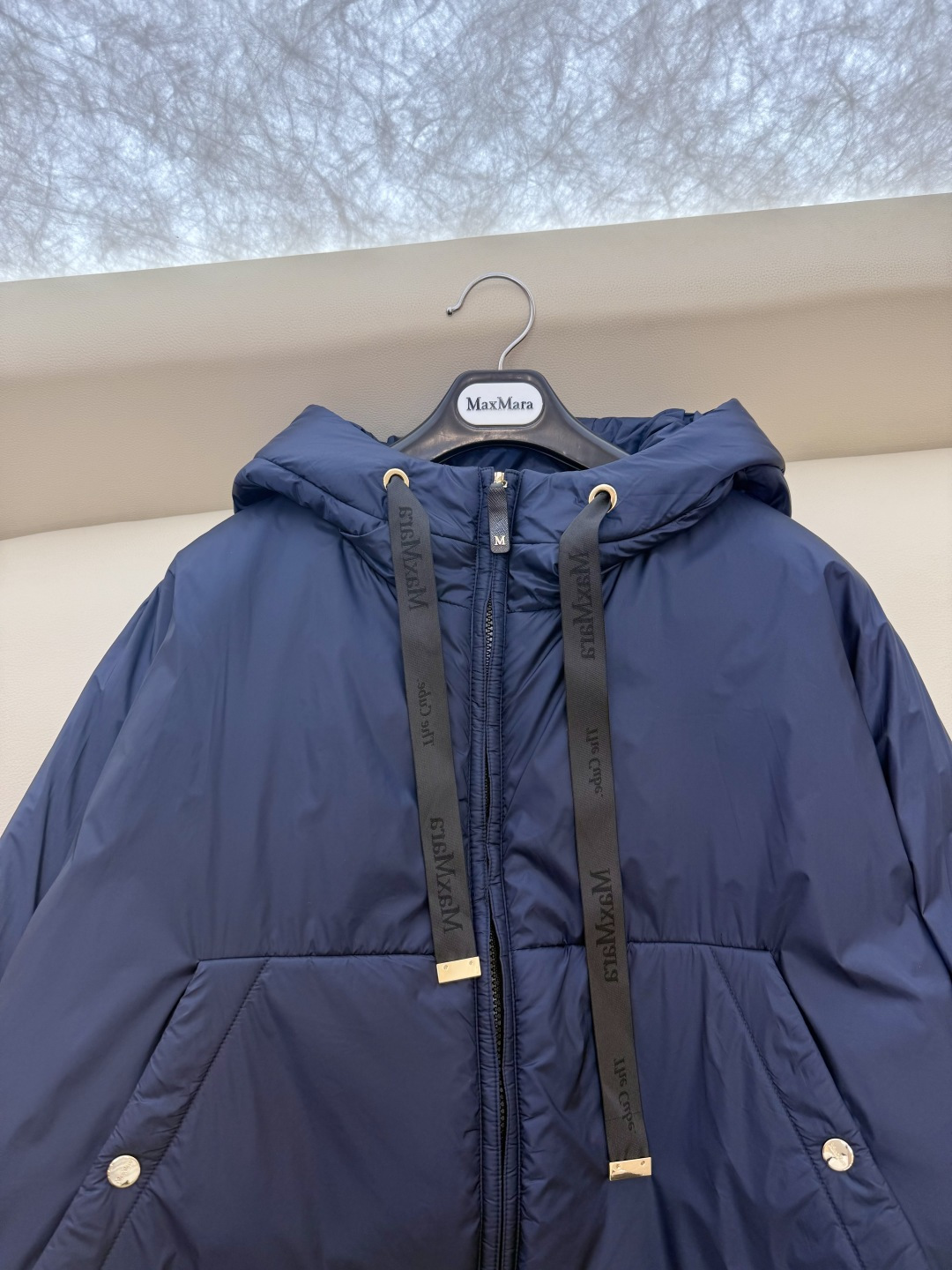 M693#新款驼绒服⚠️2025。
Max拉链款 48% 骆驼绒 4%桑蚕丝 进口面料 骆驼绒斗篷上衣 