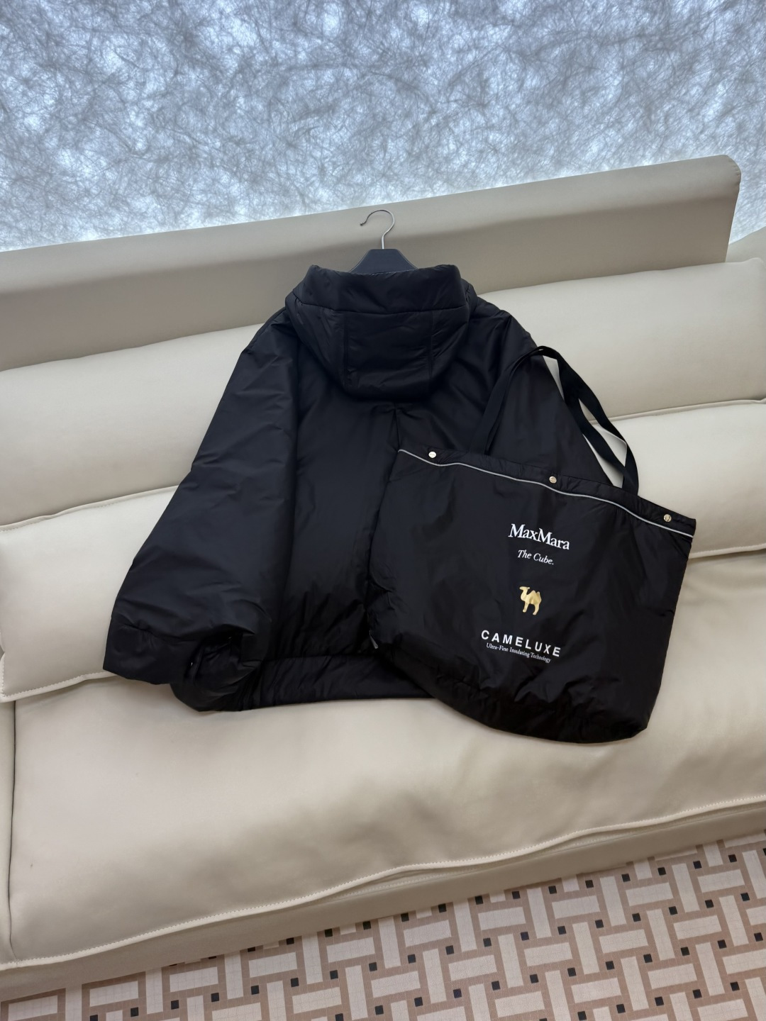 M693#新款驼绒服⚠️2025。
Max拉链款 48% 骆驼绒 4%桑蚕丝 进口面料 骆驼绒斗篷上衣 