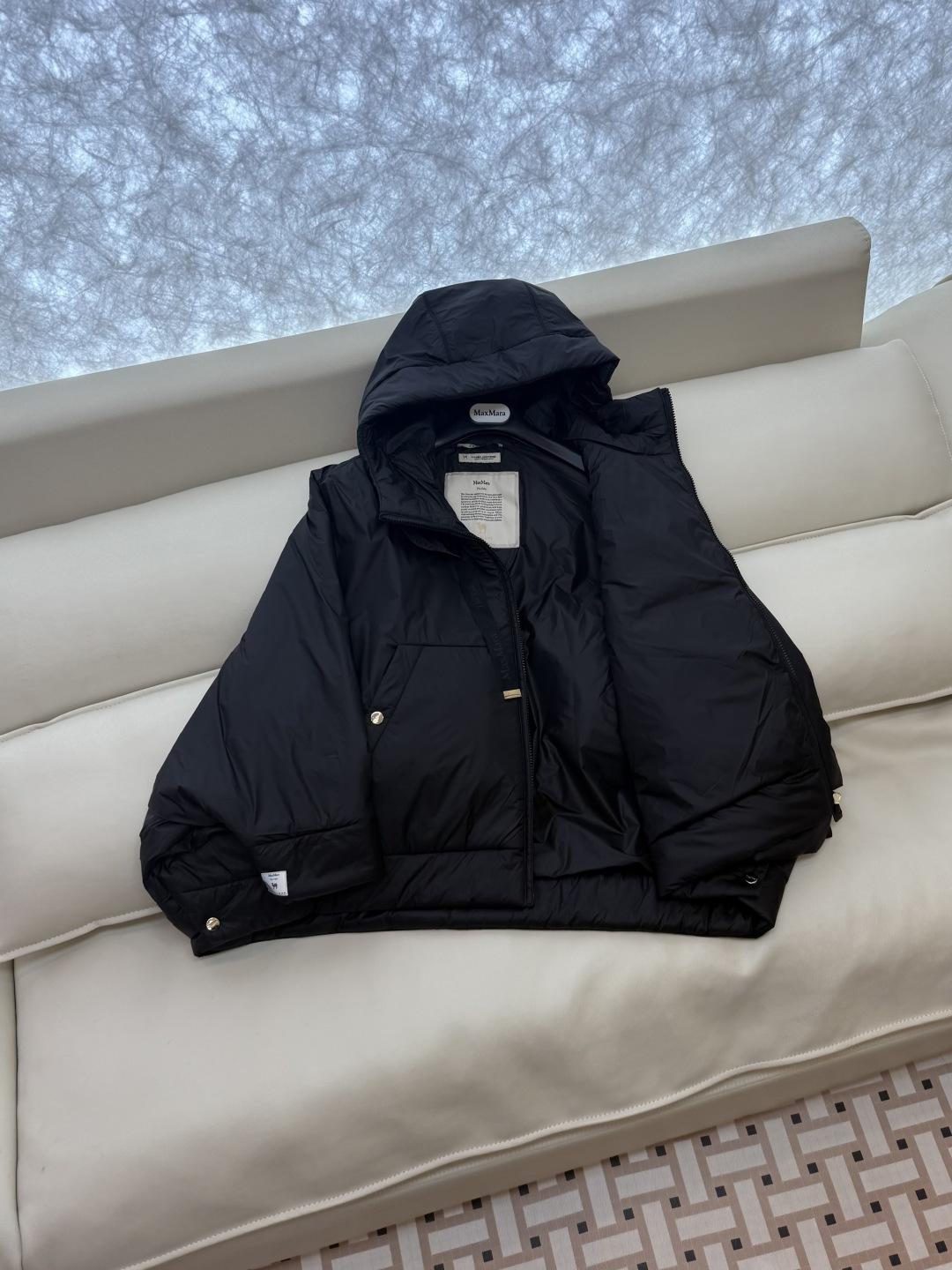 M693#新款驼绒服⚠️2025。
Max拉链款 48% 骆驼绒 4%桑蚕丝 进口面料 骆驼绒斗篷上衣 