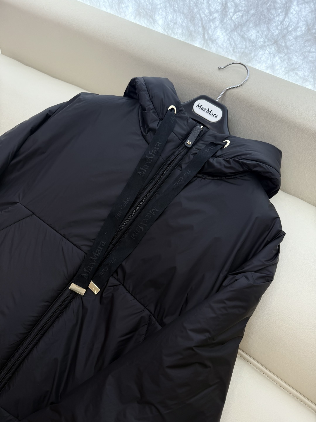 M693#新款驼绒服⚠️2025。
Max拉链款 48% 骆驼绒 4%桑蚕丝 进口面料 骆驼绒斗篷上衣 