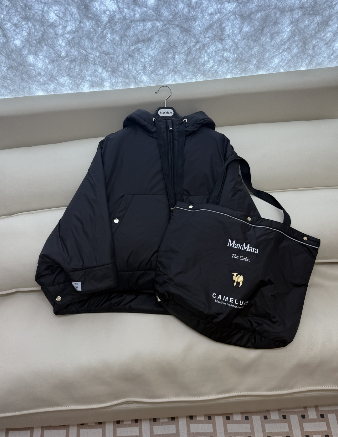 M693#新款驼绒服⚠️2025。
Max拉链款 48% 骆驼绒 4%桑蚕丝 进口面料 骆驼绒斗篷上衣 