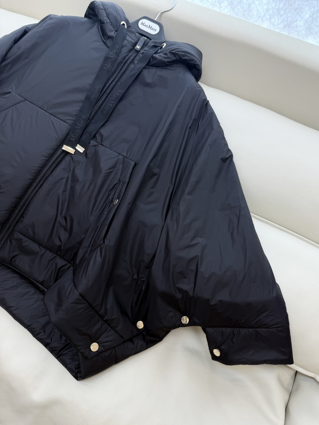 M693#新款驼绒服⚠️2025。
Max拉链款 48% 骆驼绒 4%桑蚕丝 进口面料 骆驼绒斗篷上衣 