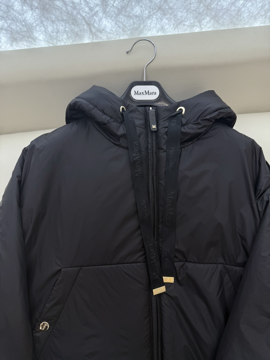 M693#新款驼绒服⚠️2025。
Max拉链款 48% 骆驼绒 4%桑蚕丝 进口面料 骆驼绒斗篷上衣 