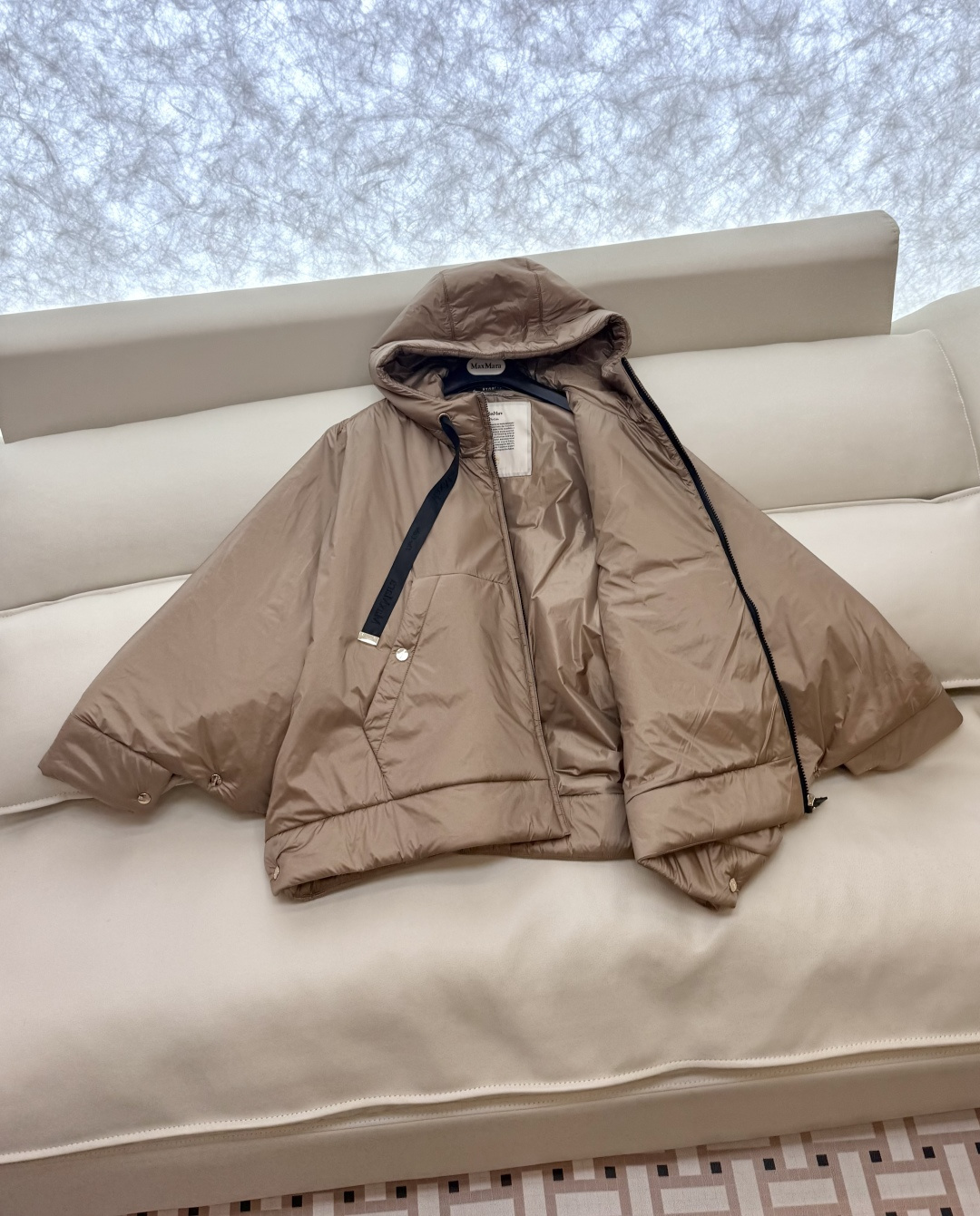 M693#新款驼绒服⚠️2025。
Max拉链款 48% 骆驼绒 4%桑蚕丝 进口面料 骆驼绒斗篷上衣 