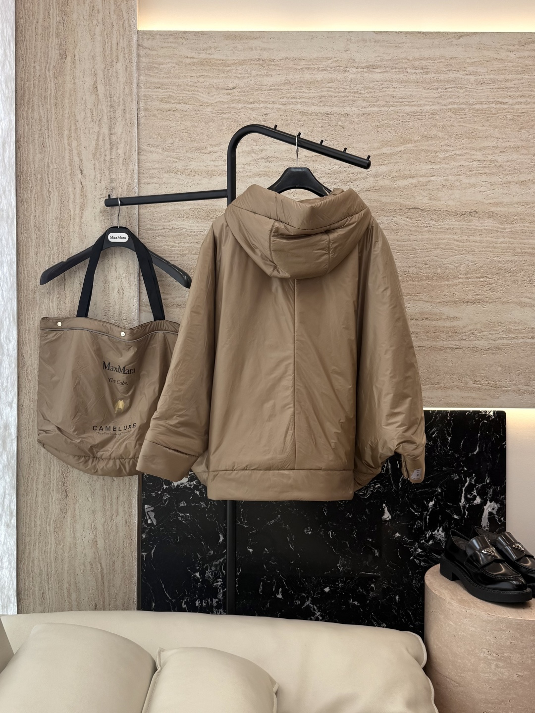 M693#新款驼绒服⚠️2025。
Max拉链款 48% 骆驼绒 4%桑蚕丝 进口面料 骆驼绒斗篷上衣 