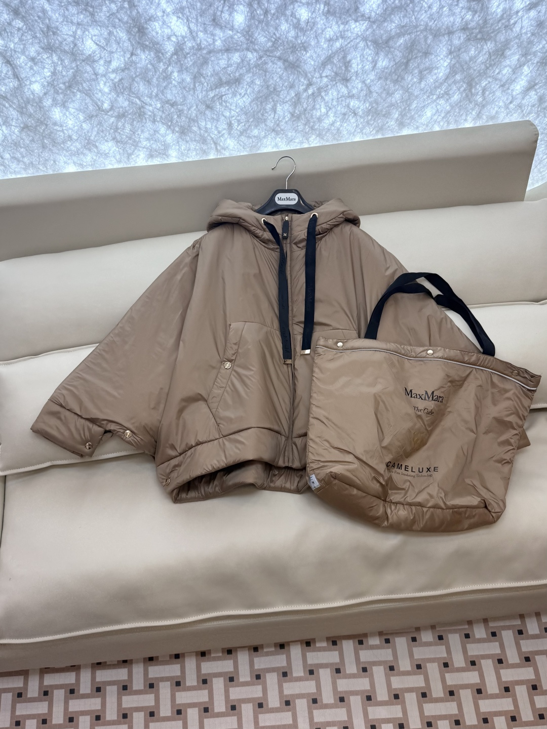 M693#新款驼绒服⚠️2025。
Max拉链款 48% 骆驼绒 4%桑蚕丝 进口面料 骆驼绒斗篷上衣 