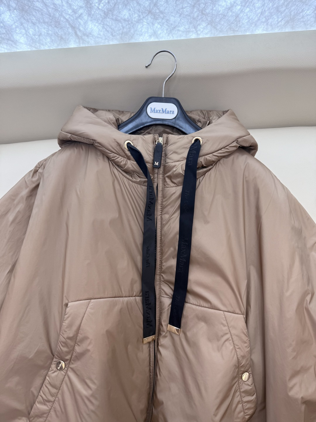 M693#新款驼绒服⚠️2025。
Max拉链款 48% 骆驼绒 4%桑蚕丝 进口面料 骆驼绒斗篷上衣 