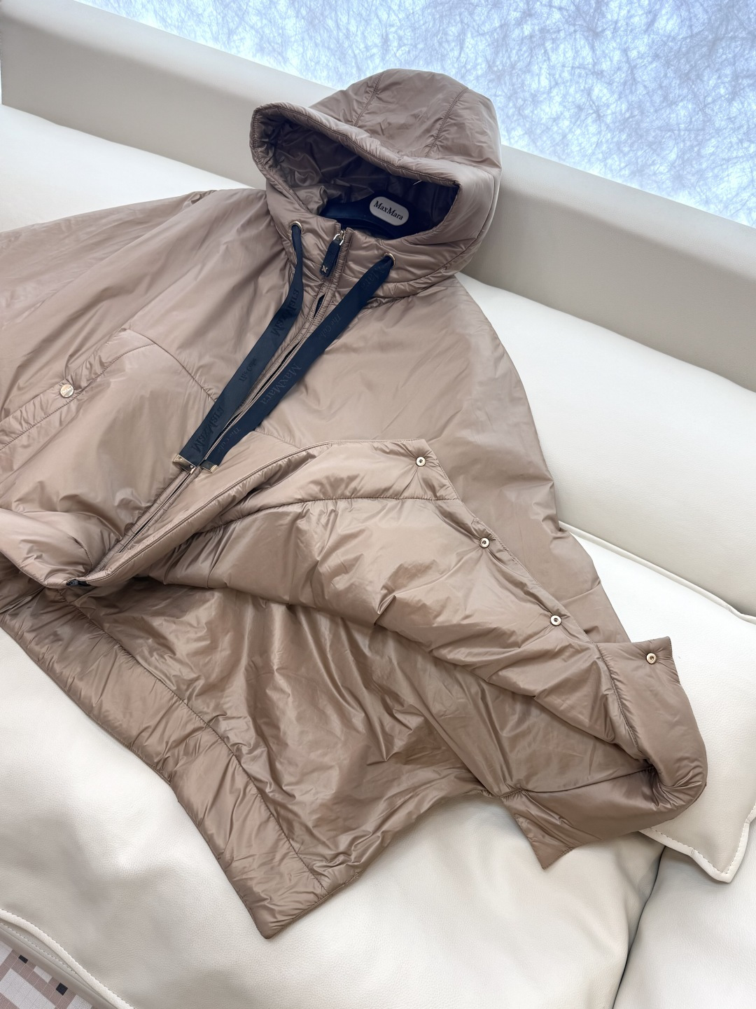 M693#新款驼绒服⚠️2025。
Max拉链款 48% 骆驼绒 4%桑蚕丝 进口面料 骆驼绒斗篷上衣 