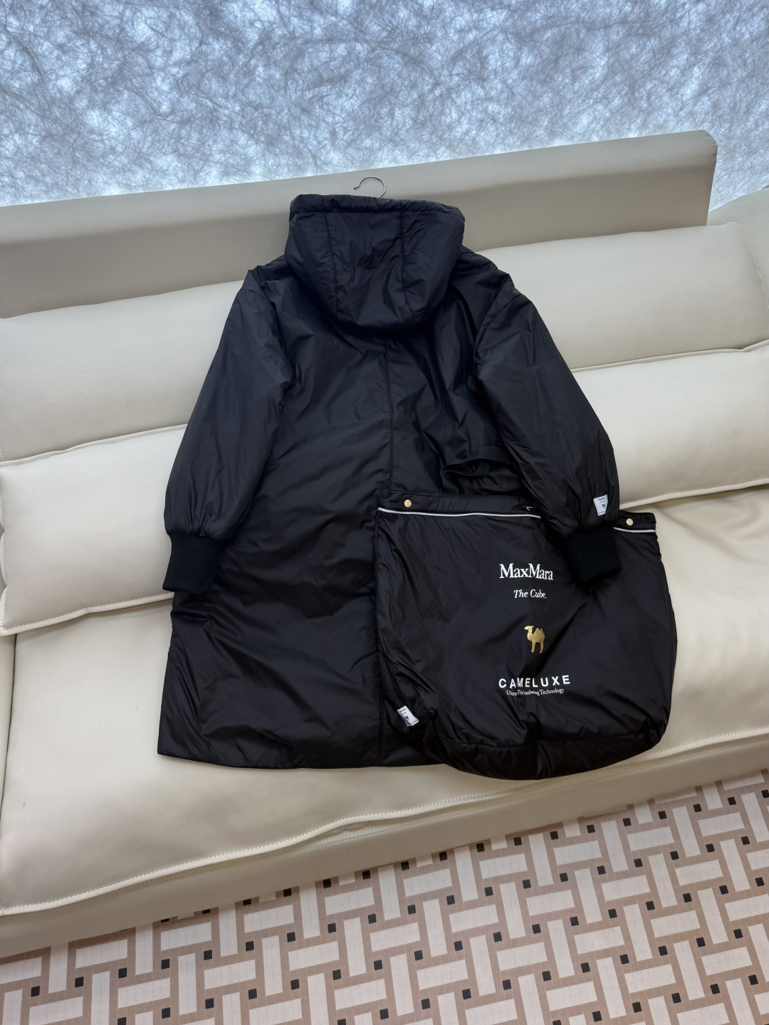 M674#新款驼绒服⚠️2025。
Max拉链款 48% 骆驼绒 4%桑蚕丝 进口面料 骆驼绒长袖驼绒服