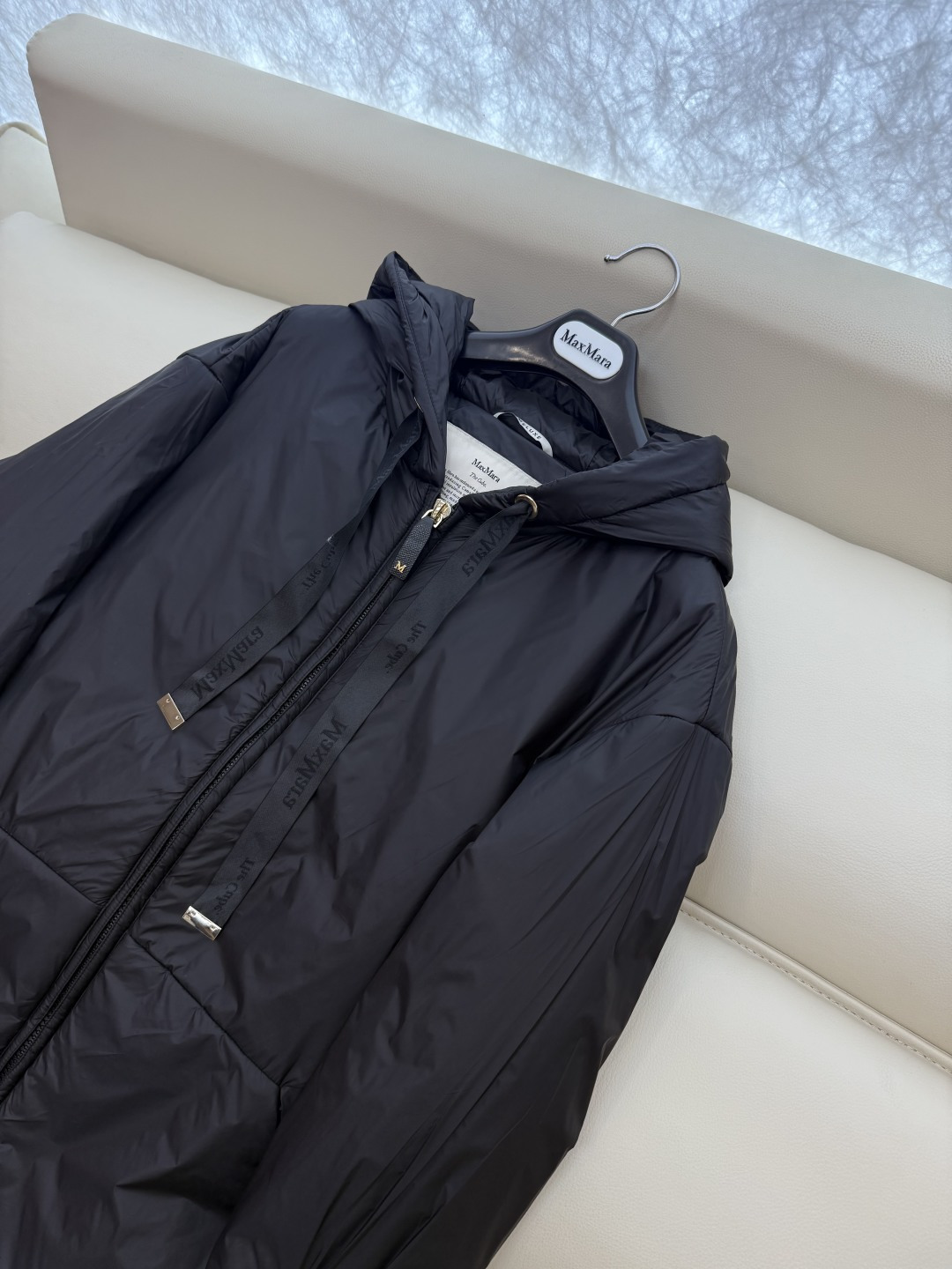 M674#新款驼绒服⚠️2025。
Max拉链款 48% 骆驼绒 4%桑蚕丝 进口面料 骆驼绒长袖驼绒服