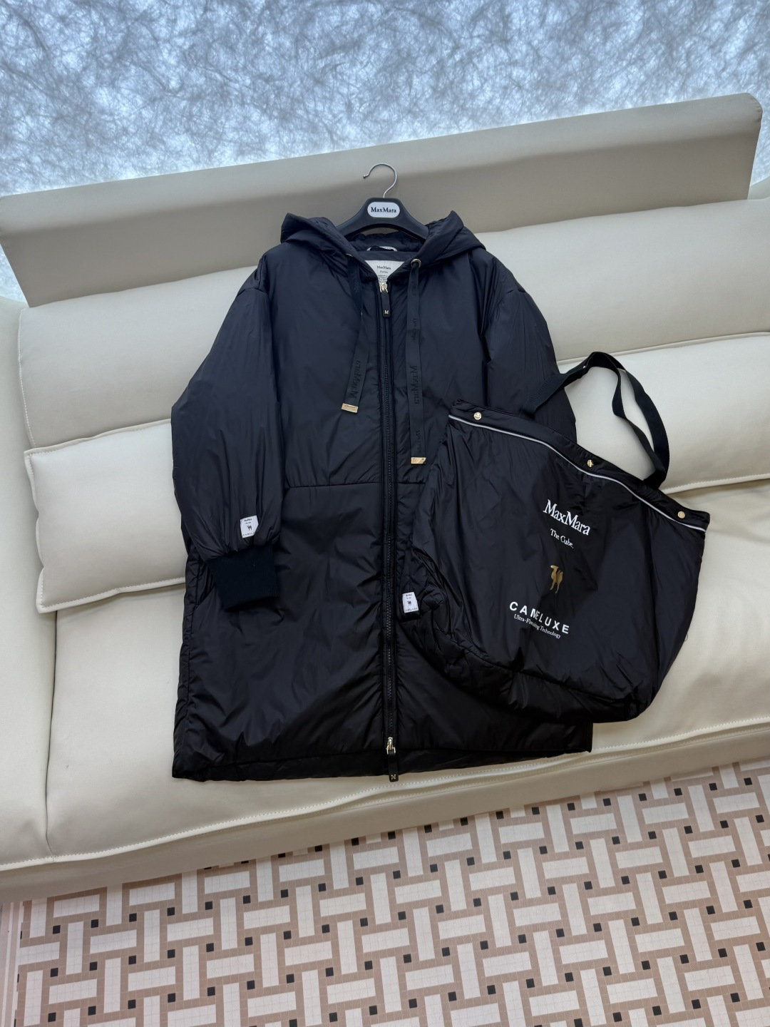 M674#新款驼绒服⚠️2025。
Max拉链款 48% 骆驼绒 4%桑蚕丝 进口面料 骆驼绒长袖驼绒服