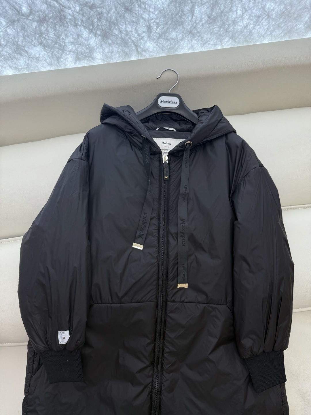 M674#新款驼绒服⚠️2025。
Max拉链款 48% 骆驼绒 4%桑蚕丝 进口面料 骆驼绒长袖驼绒服