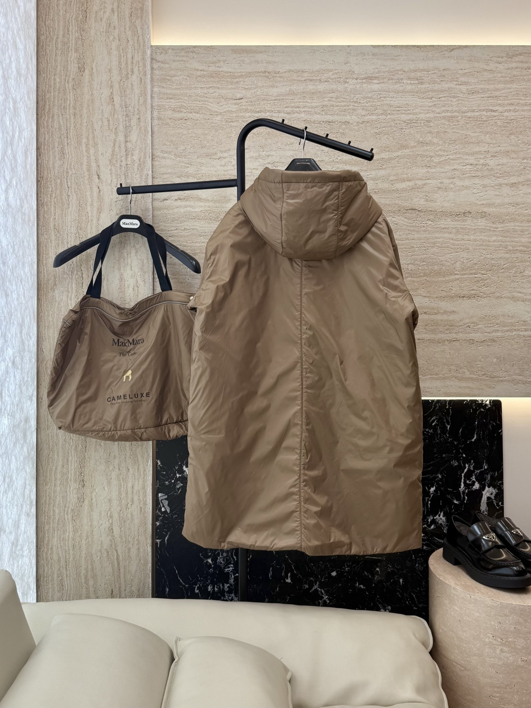 M674#新款驼绒服⚠️2025。
Max拉链款 48% 骆驼绒 4%桑蚕丝 进口面料 骆驼绒长袖驼绒服