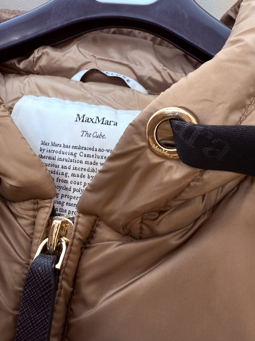 M674#新款驼绒服⚠️2025。
Max拉链款 48% 骆驼绒 4%桑蚕丝 进口面料 骆驼绒长袖驼绒服