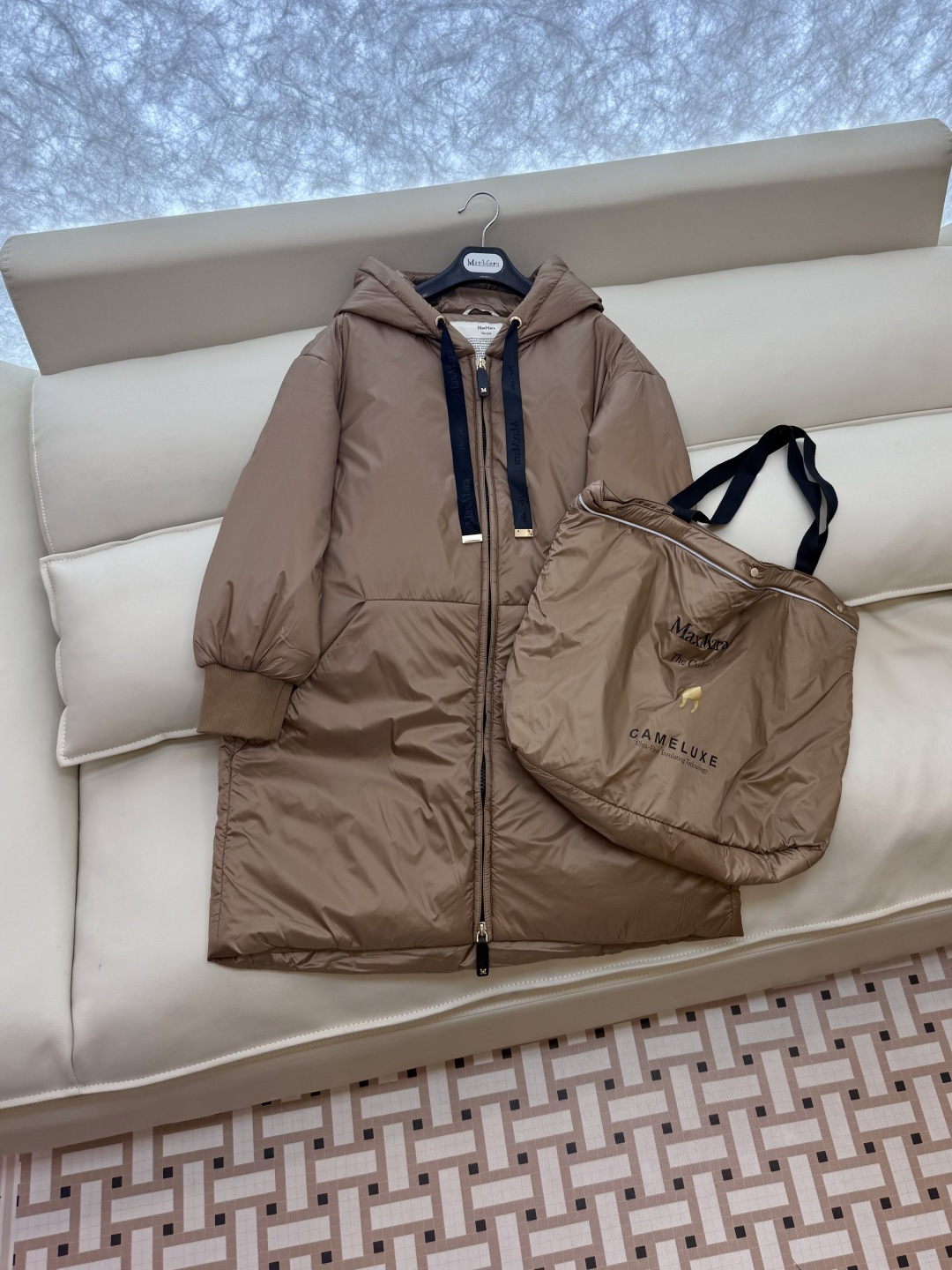 M674#新款驼绒服⚠️2025。
Max拉链款 48% 骆驼绒 4%桑蚕丝 进口面料 骆驼绒长袖驼绒服