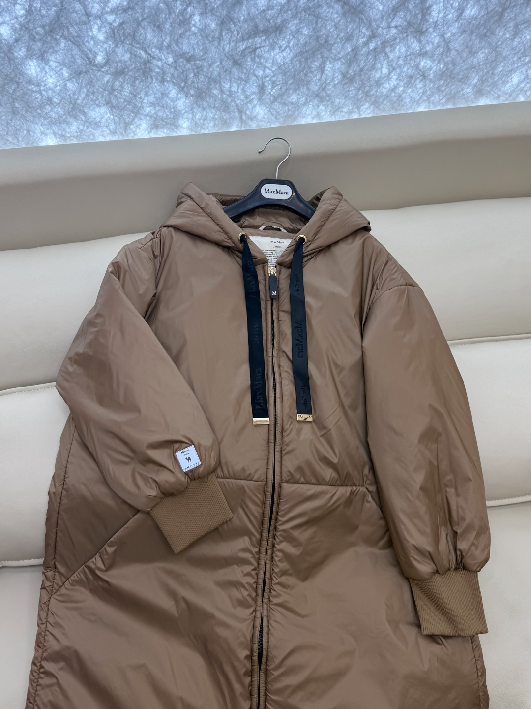 M674#新款驼绒服⚠️2025。
Max拉链款 48% 骆驼绒 4%桑蚕丝 进口面料 骆驼绒长袖驼绒服