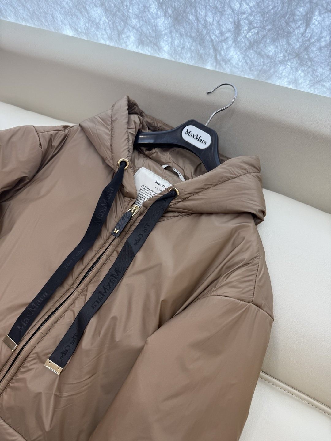 M674#新款驼绒服⚠️2025。
Max拉链款 48% 骆驼绒 4%桑蚕丝 进口面料 骆驼绒长袖驼绒服