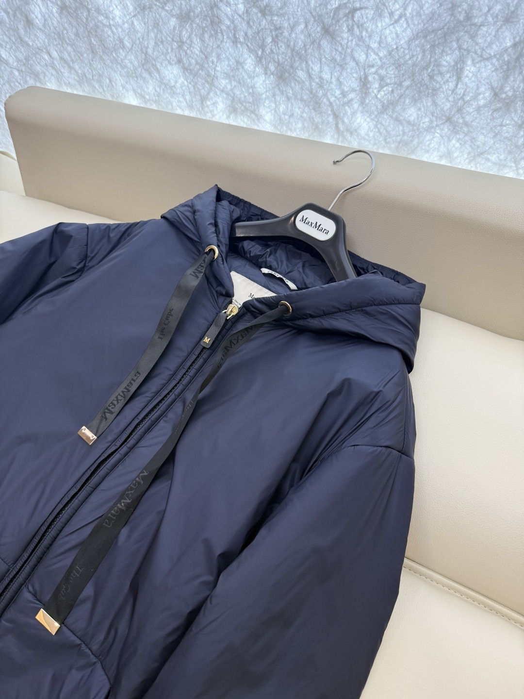 M674#新款驼绒服⚠️2025。
Max拉链款 48% 骆驼绒 4%桑蚕丝 进口面料 骆驼绒长袖驼绒服