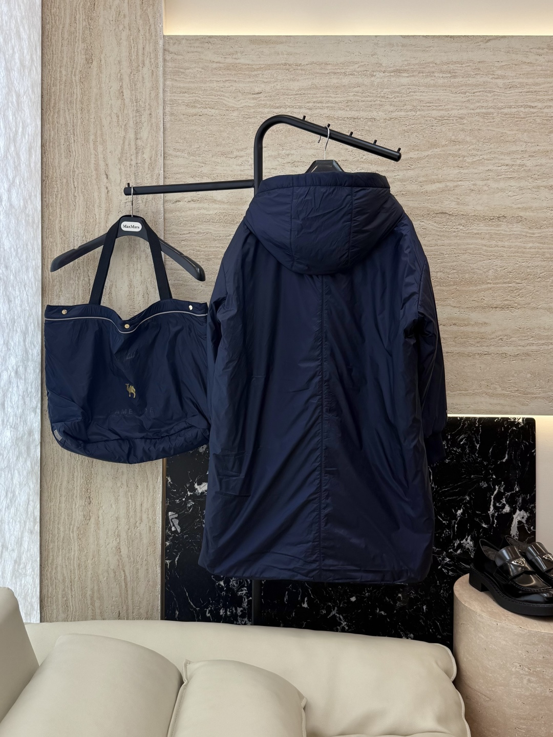 M674#新款驼绒服⚠️2025。
Max拉链款 48% 骆驼绒 4%桑蚕丝 进口面料 骆驼绒长袖驼绒服