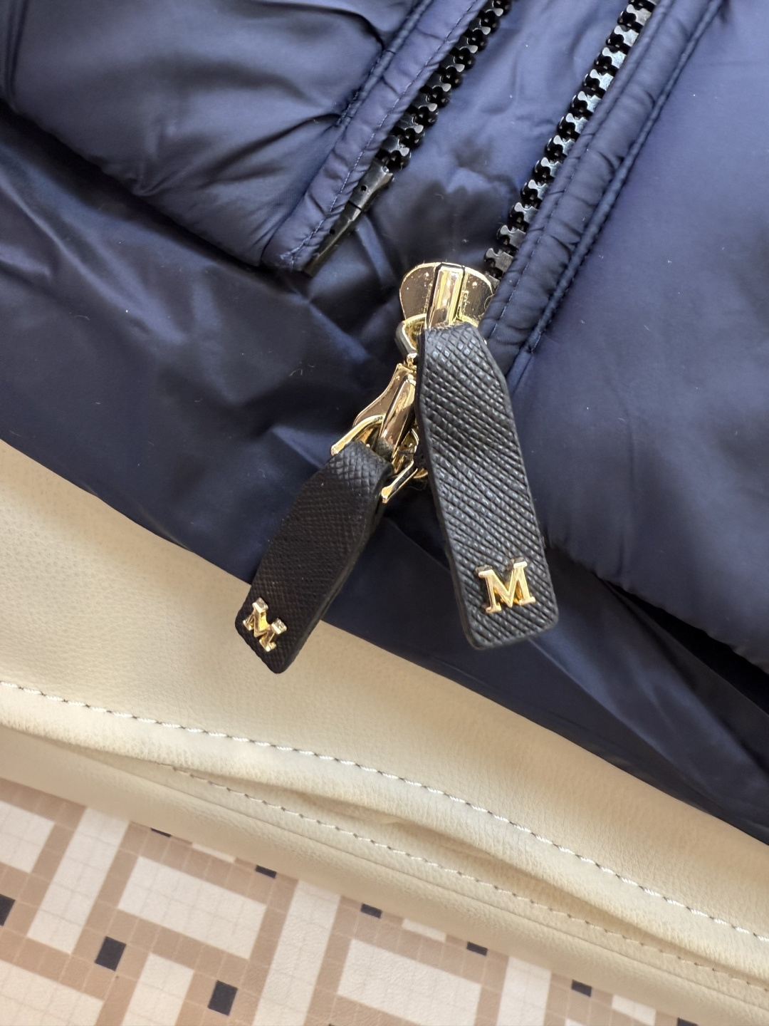 M674#新款驼绒服⚠️2025。
Max拉链款 48% 骆驼绒 4%桑蚕丝 进口面料 骆驼绒长袖驼绒服