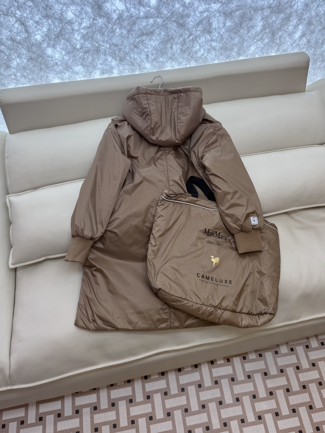 M674#新款驼绒服⚠️2025。
Max拉链款 48% 骆驼绒 4%桑蚕丝 进口面料 骆驼绒长袖驼绒服