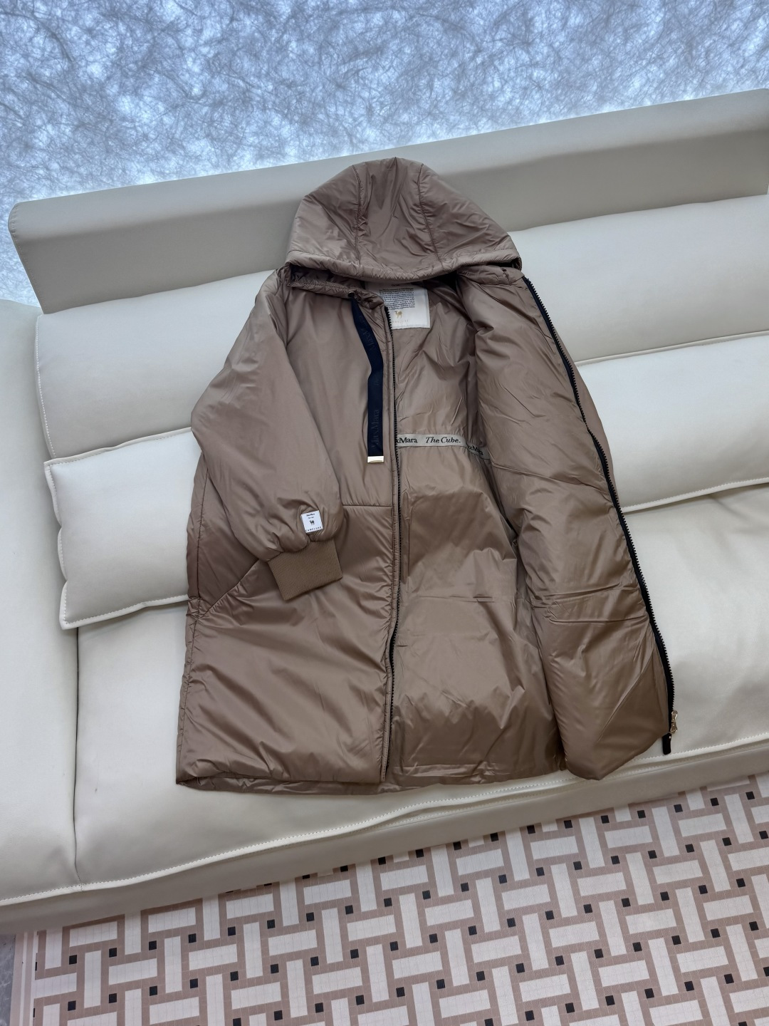 M674#新款驼绒服⚠️2025。
Max拉链款 48% 骆驼绒 4%桑蚕丝 进口面料 骆驼绒长袖驼绒服