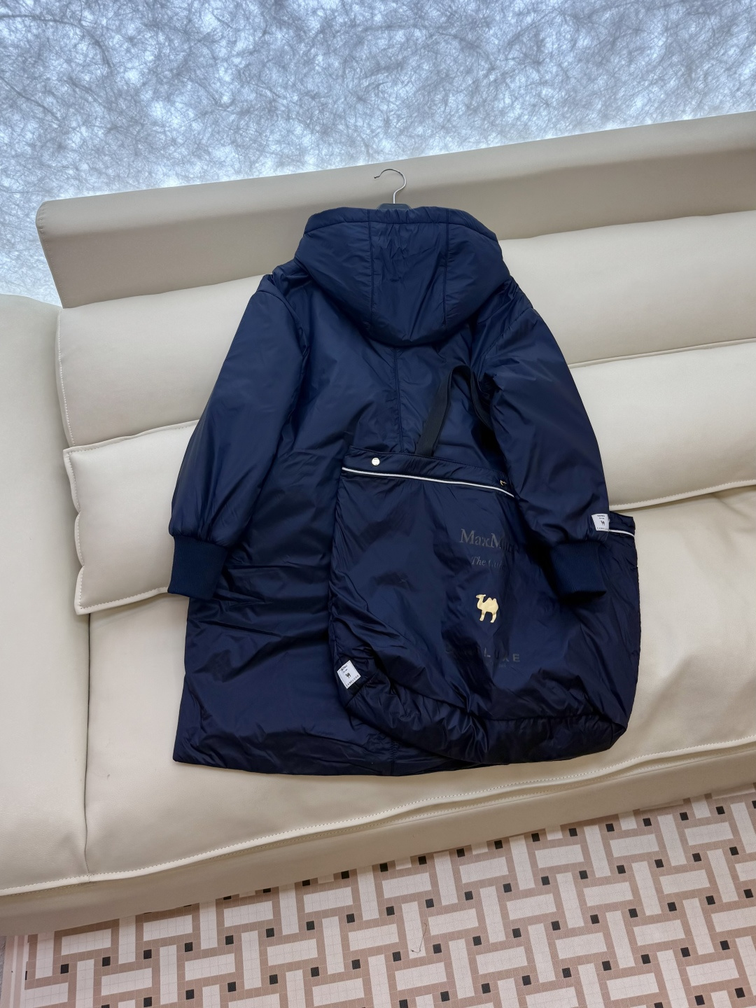 M674#新款驼绒服⚠️2025。
Max拉链款 48% 骆驼绒 4%桑蚕丝 进口面料 骆驼绒长袖驼绒服