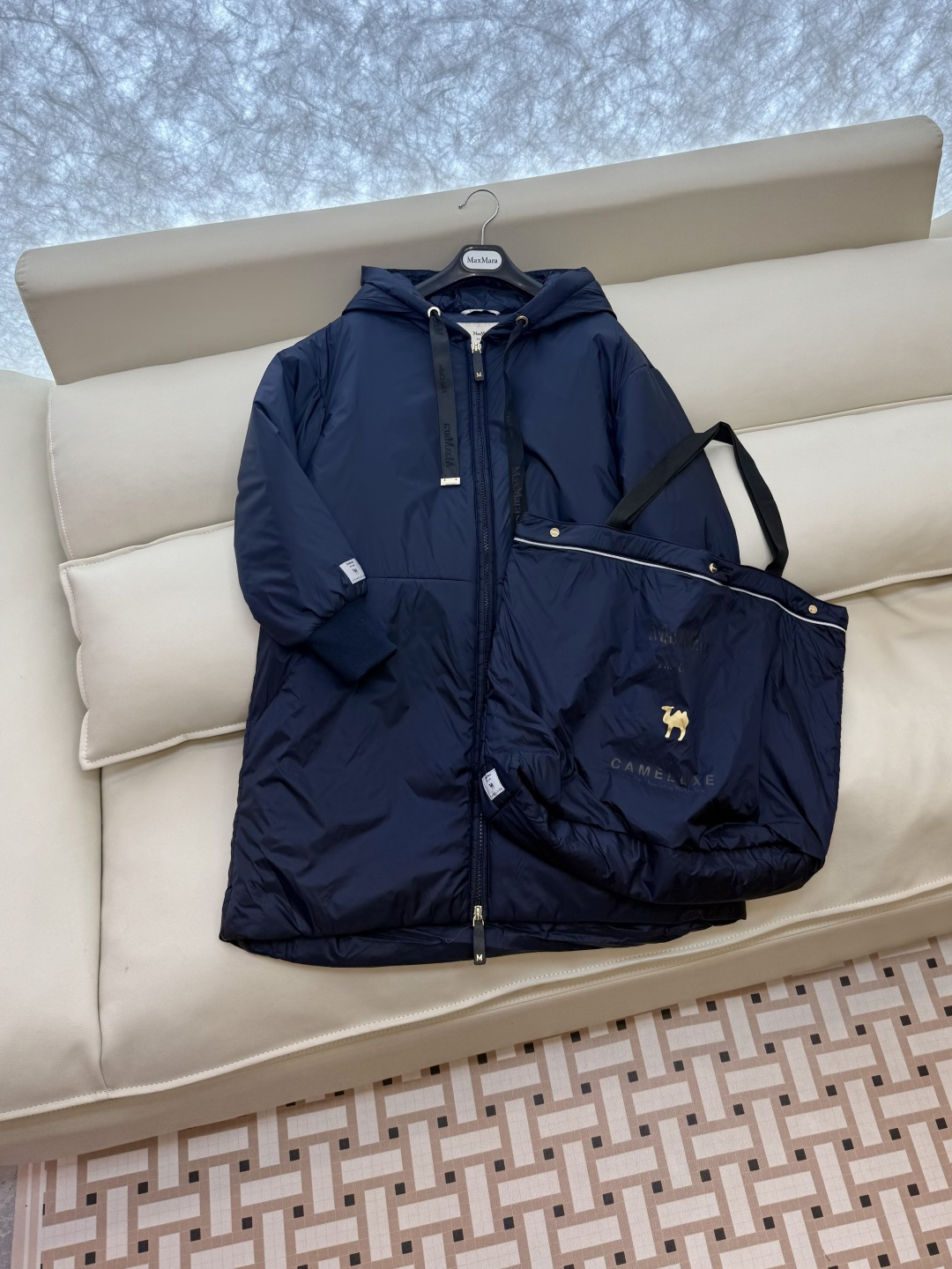 M674#新款驼绒服⚠️2025。
Max拉链款 48% 骆驼绒 4%桑蚕丝 进口面料 骆驼绒长袖驼绒服