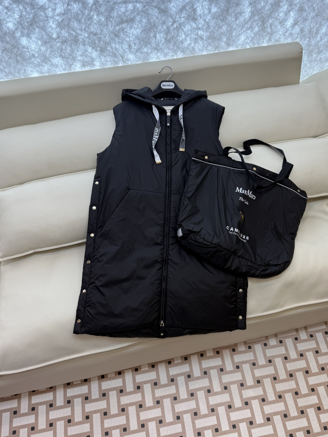 M691#新款驼绒服⚠️2025。
Max 48% 骆驼绒 4%桑蚕丝 进口面料 骆驼绒长马甲 黑色 咖