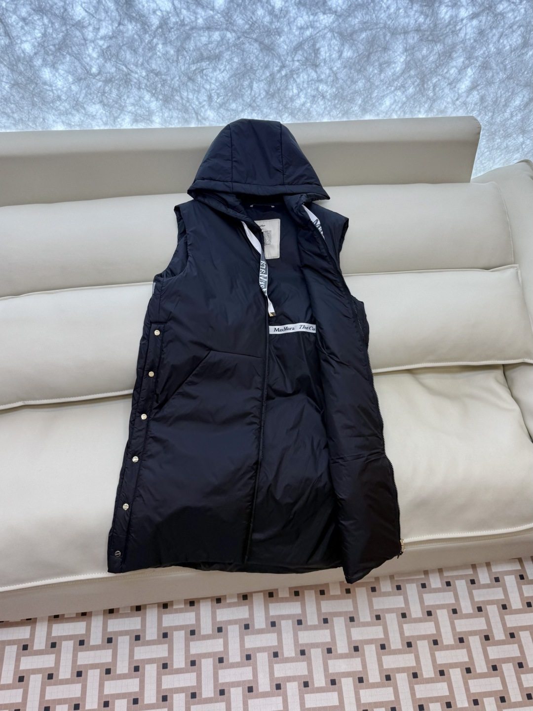 M691#新款驼绒服⚠️2025。
Max 48% 骆驼绒 4%桑蚕丝 进口面料 骆驼绒长马甲 黑色 咖